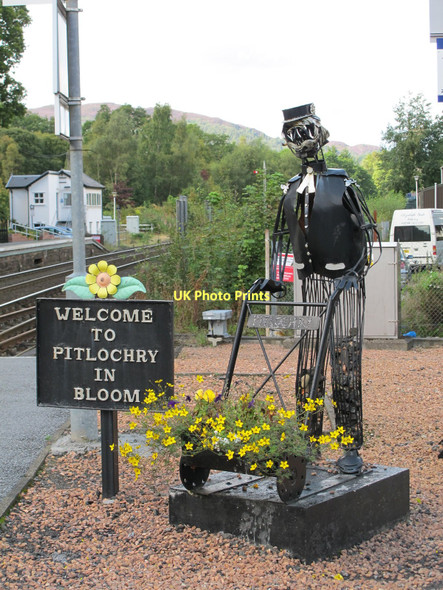 Photo 6"x4" Pitlochry in bloom Pitlochry c2011