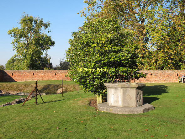 Photo 6"x4" Eltham Palace, well head Eltham c2011