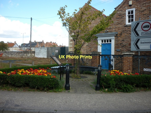 Photo 6"x4" A small garden on High Street Tadcaster c2011