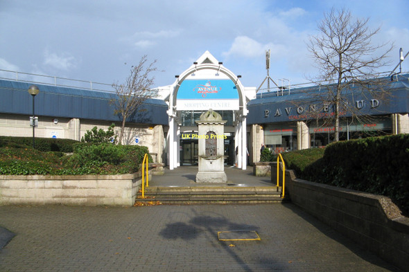 Photo 6"x4" The Avenue Shopping Centre Newton Mearns c2011