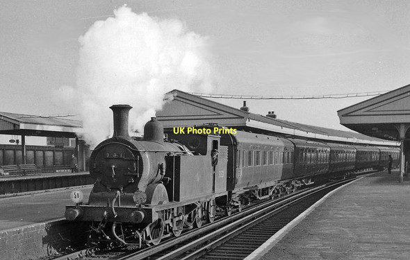 Photo 6"x4" Typical Up empty stock train at Vauxhall station Westminster c1962