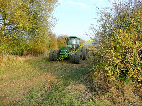 Photo 6"x4" Monster in the gateway Toddington\/SP0332 c2009