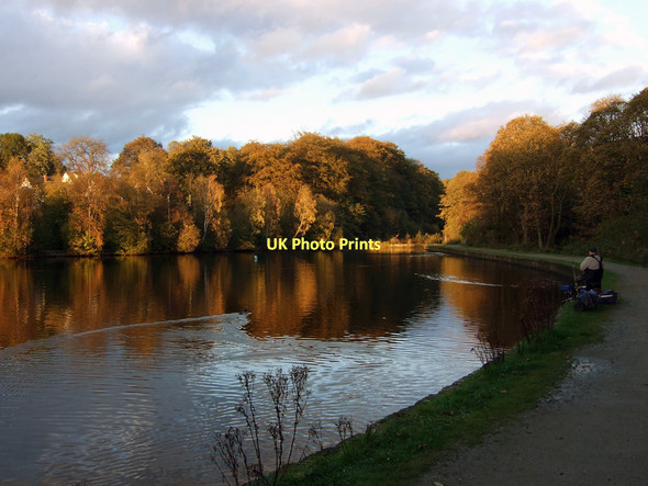 Photo 6"x4" The Carp fisherman Romiley c2011