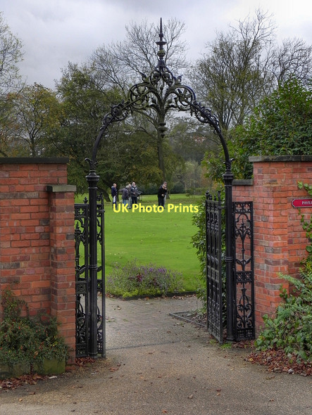 Photo 6"x4" Alexandra Park; Pavilion Gate and Bowling Green Oldham c2011