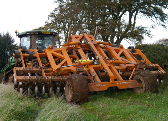 Photo 6"x4" John Deere Tractor And Press Greenlaw\/NT7146 c2011