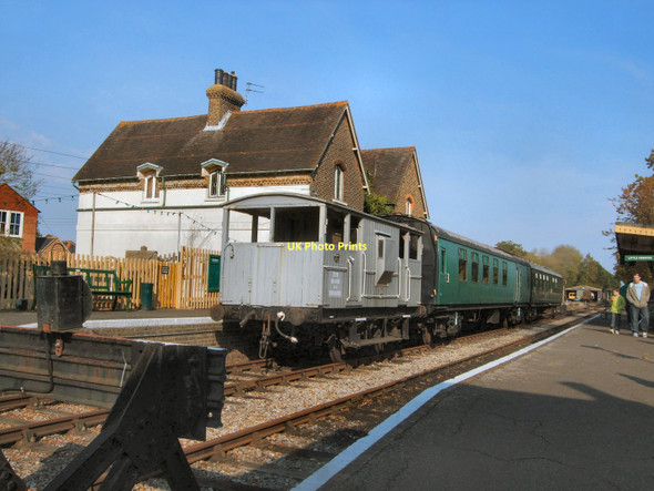 Photo 6"x4" Train in Isfield station Isfield c2011