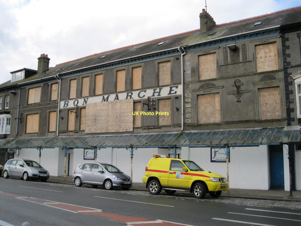 Photo 6"x4" Bon Marche Pwllheli c2011