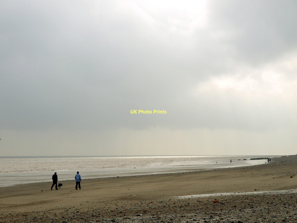 Photo 6"x4" A Man, a Woman and their Dog Kilnsea c2011
