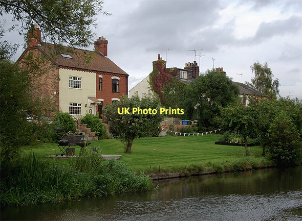 Photo 6"x4" Canalside housing at Preston Brook, Cheshire Preston Brook\/SJ5680 c2011