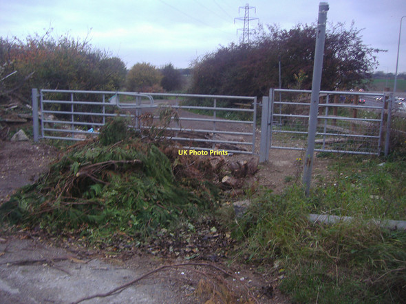 Photo 6"x4" Entrance to farmland by M25, Chalfont Lane West Hyde\/TQ0391 c2011