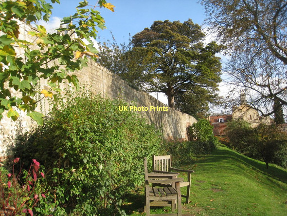 Photo 6"x4" Cathedral precinct wall (2) Lincoln c2011