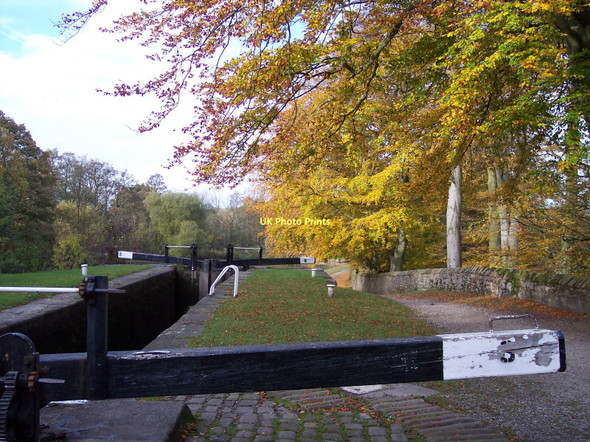 Photo 6"x4" Autumn glory at Lock 8 on The Peak forest Canal Marple c2011