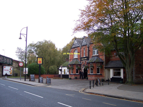 Photo 6"x4" The Romiley Arms adjacent to the railway at Romiley Romiley c2011