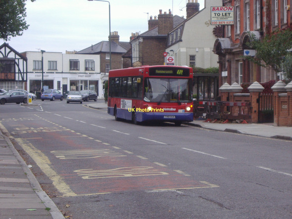 Photo 6"x4" 209 bus outside the Sun Inn, Church Road Barnes c2008