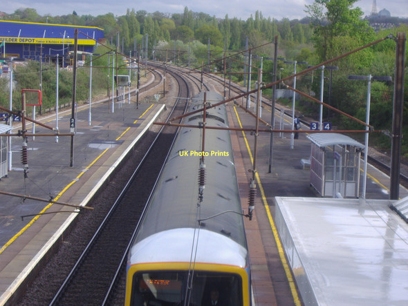 Photo 6"x4" Train at New Southgate station Friern Barnet c2008