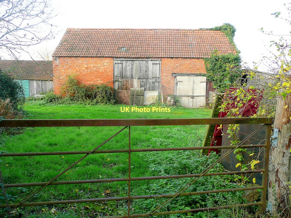 Photo 6"x4" Old brick barn Hempsted c2011
