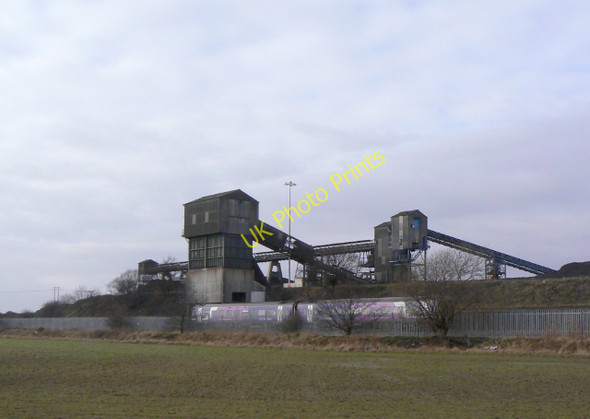 Photo 6"x4" Passing train Stainforth\/SE6411 c2010