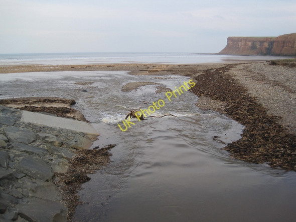Photo 6"x4" Skelton Beck flows onto the Beach at Saltburn Saltburn-By-The-Sea c2010