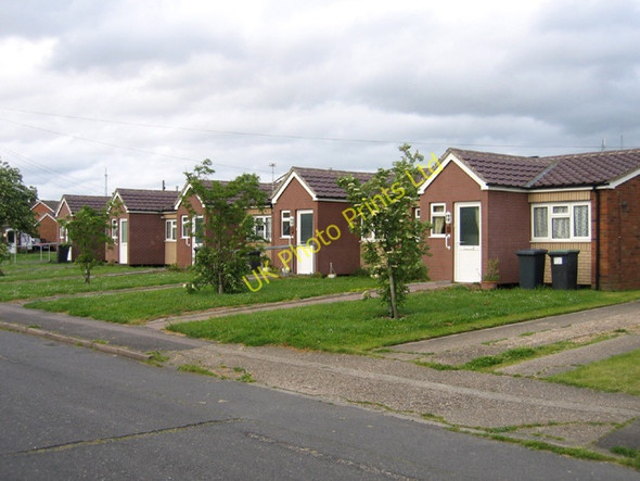 Photo 6"x4" Row of bungalows, Holme Crescent, Biggleswade, Beds Biggleswade c2006