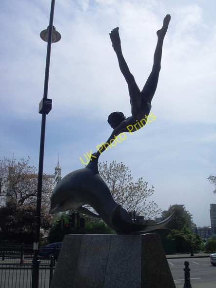 Photo 6"x4" Boy on a Dolphin Westminster c2008