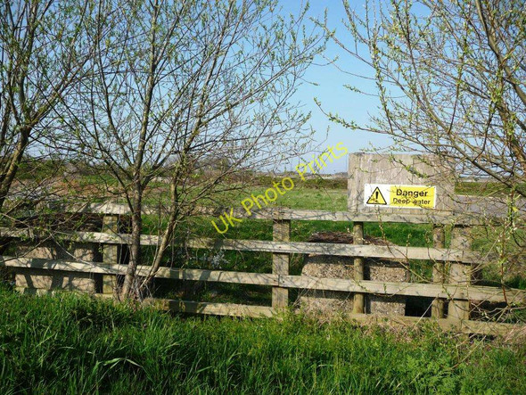 Photo 6"x4" Danger deep water Cavendish Bridge c2010