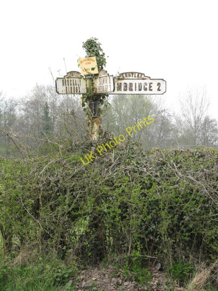 Photo 6"x4" Old signpost, Luntley Bearwood\/SO3856 c2010