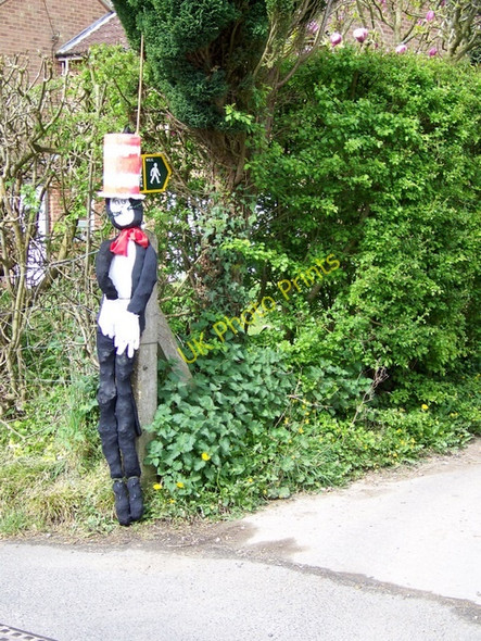 Photo 6"x4" Scarecrow, Morgan's Vale Woodfalls c2010