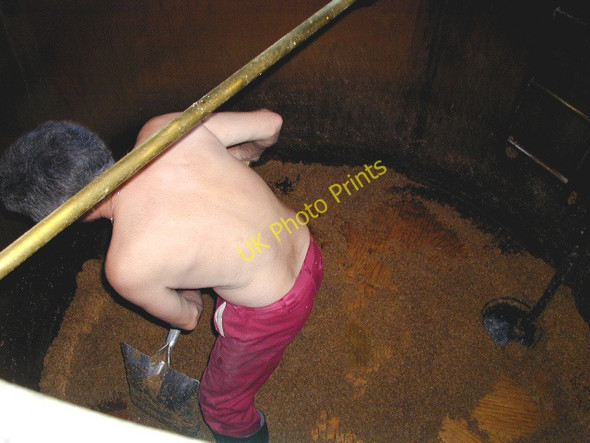 Photo 6"x4" Digging out the mash tun at Hook Norton Scotland End c2003