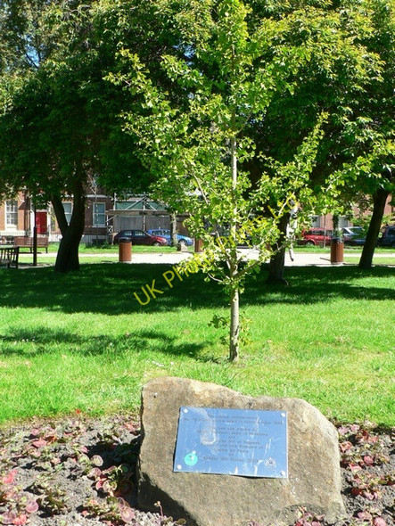 Photo 6"x4" Mayors for Peace Monument, Park Square, Leeds Leeds\/SE3034 c2006