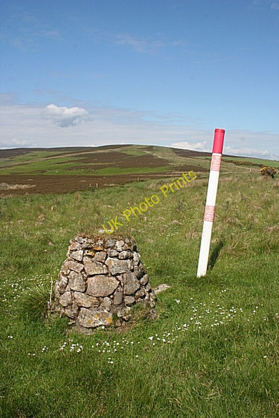 Photo 6"x4" Pipeline Marker on Hill of Allochie Craiggie Cat c2010