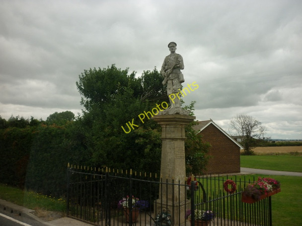 Photo 6"x4" A War Memorial Goole c2010