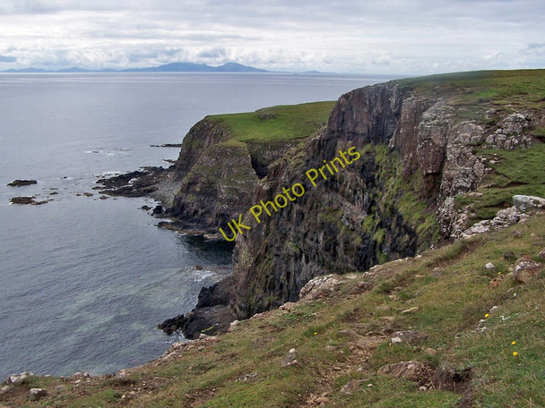 Photo 6"x4" Cliffs west of Glen Dibidal Loch an Fhridein c2010