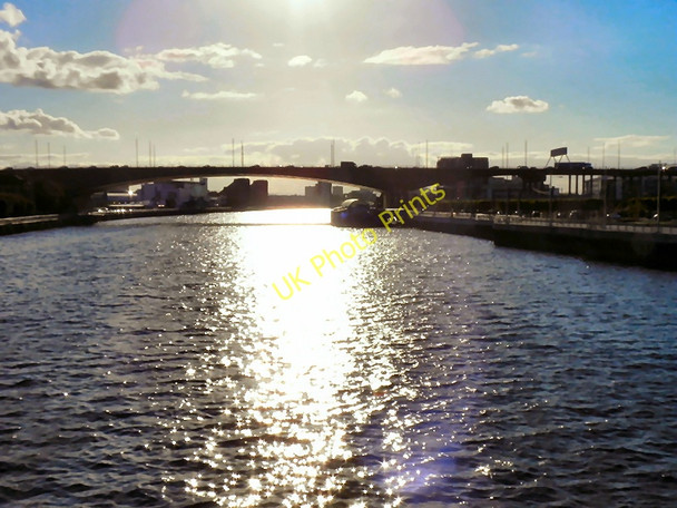 Photo 6"x4" River Clyde, Kingston Bridge Glasgow c2010