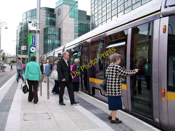 Photo 6"x4" The Busaras Luas Station Dublin\/O1534 c2010
