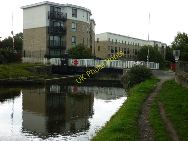 Photo 6"x4" Walking along the Leeds to Liverpool Canal #141 Shipley\/SE1437 c2010