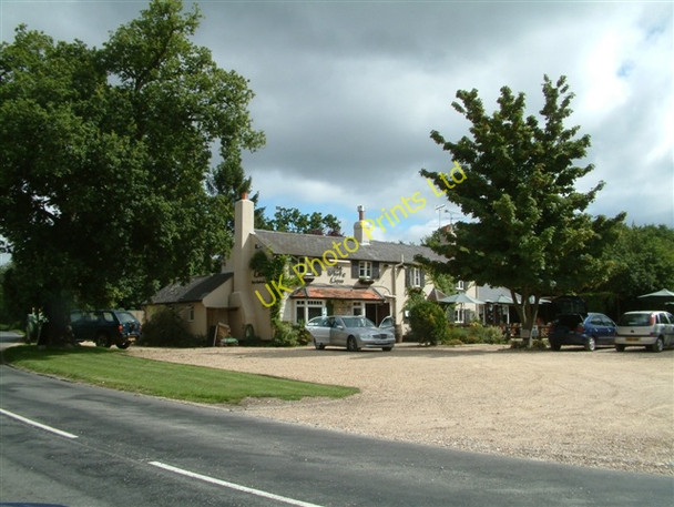 Photo 6"x4" The White Lion, Cray's Pond Cray's Pond c2005