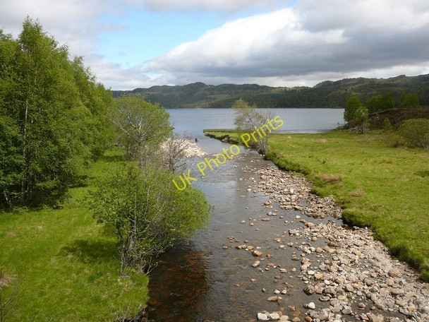 Photo 6"x4" Where the Abhainn Gleann nam Fiadh enters  Loch Beinn A' Mheadhoin Beinn a' Mheadhoin\/NH2125 c2010