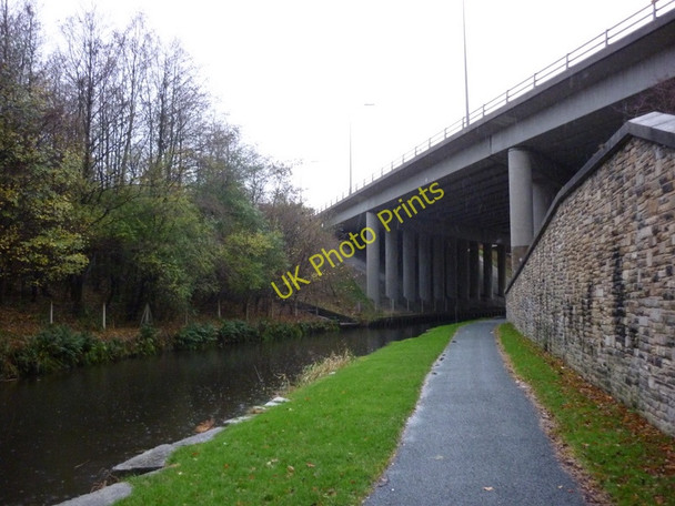 Photo 6"x4" The M65 goes over the Leeds & Liverpool canal Burnley c2010