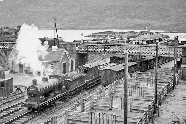 Photo 6"x4" Kyle of Lochalsh Station in 1957 Kyle of Lochalsh\/Caol Loch Ailse c1957