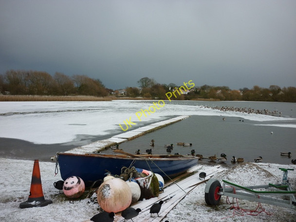 Photo 6"x4" A very cold looking Hornsea Mere Hornsea c2010
