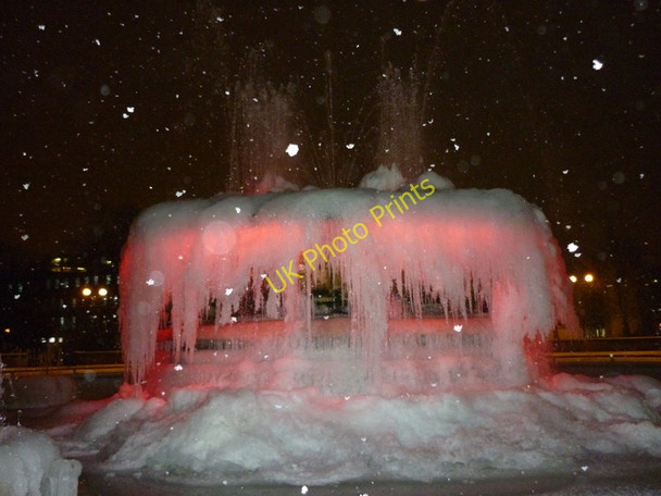 Photo 6"x4" Queens Gardens fountain in the snow, Hull Kingston upon Hull c2010