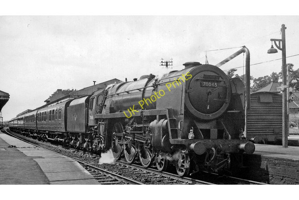 Photo 6"x4" Poole to Wolverhampton express at Basingstoke Station Basingstoke c1965