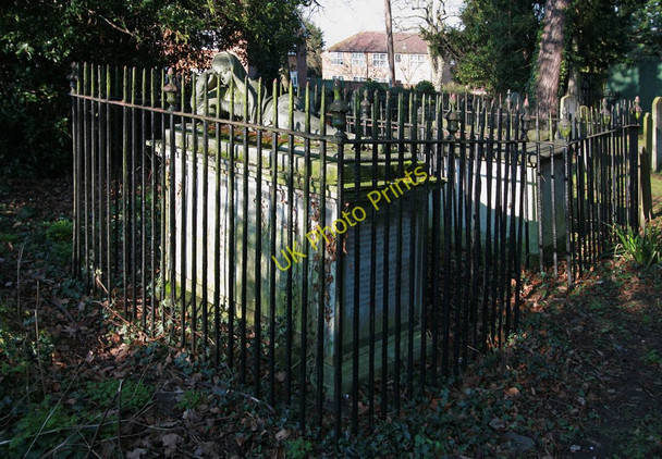 Photo 6"x4" St Mary-at-Finchley, Hendon Lane - Churchyard Finchley c2011