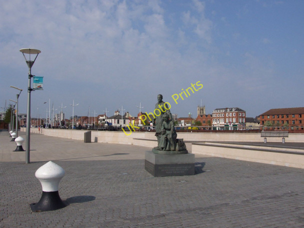 Photo 6"x4" Polish families memorial and quayside in Kingston Upon Hull Kingston upon Hull c2011