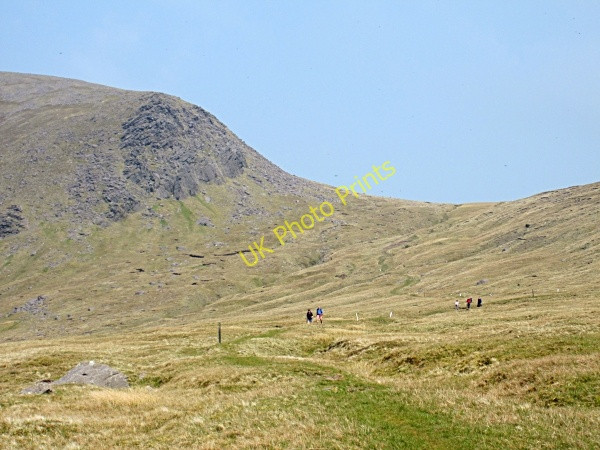 Photo 6"x4" Hikers and Col Cloghane c2011