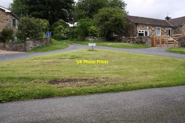 Photo 6"x4" The small village green Carperby\/SE0089 c2011