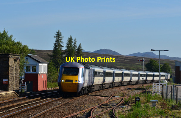 Photo 6"x4" Train at Dalwhinnie station Dalwhinnie c2011