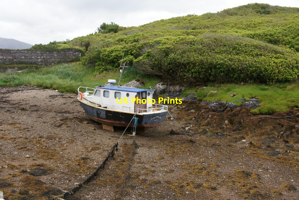 Photo 6"x4" Boat at low tide at Amhuinnsuidhe Amhainn Suidhe c2011