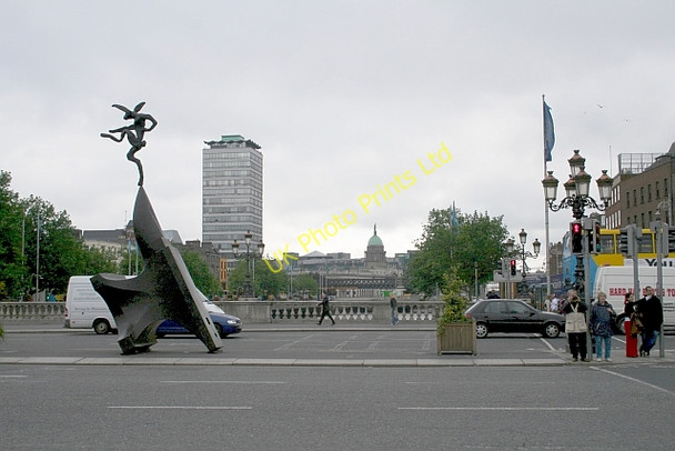 Photo 6"x4" Hare and Anvil Statue Dublin\/O1534 c2006