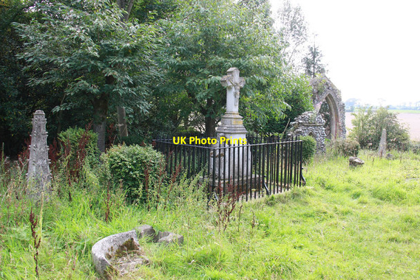 Photo 6"x4" Mannington Church - Churchyard Itteringham c2011 P2